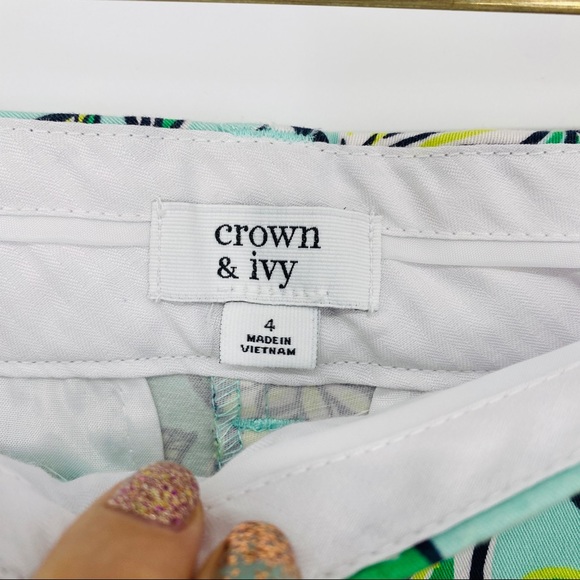 🔥SOLD🔥 Crown & Ivy Caroline Floral Print Shorts - Picture 3 of 4